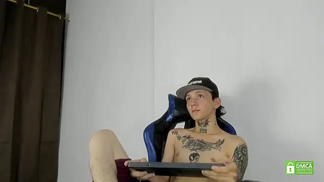 Nick_TattooedGuy live cam on StripChat
