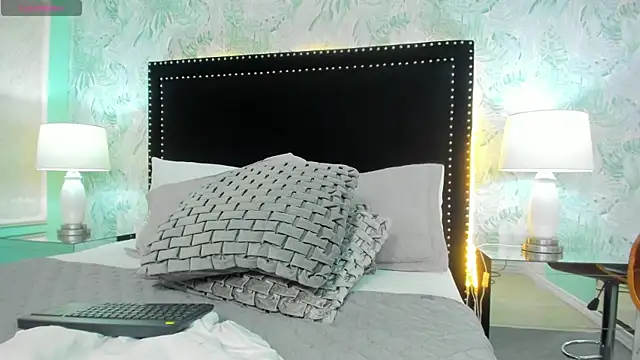 AlicePinks webcam