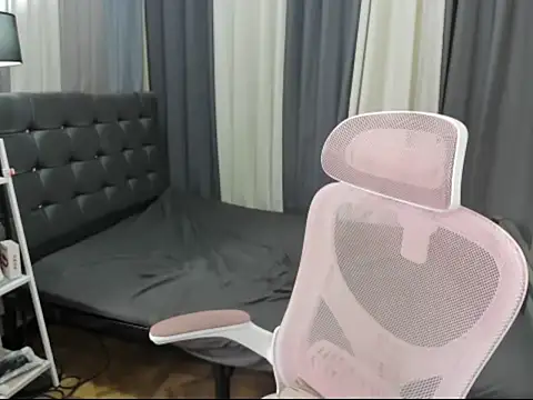 XTsUncutMargauxX webcam