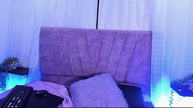 Emilie_Jones webcam