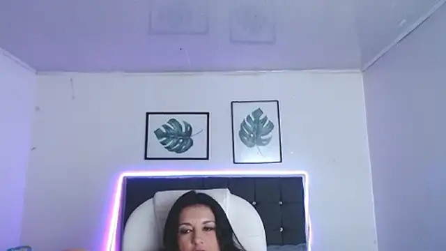 selena_yourmilf webcam
