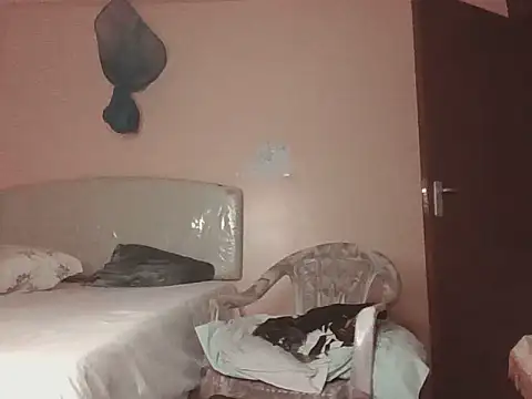 pinky-lips webcam