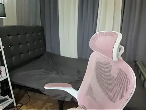 XTsUncutMargauxX webcam