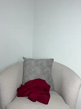 julie_markk (F young) - show face and suck dildo