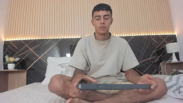 Bruno_fox live cam on StripChat