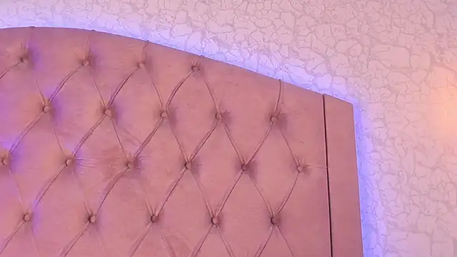 Watch saraa_joness_ live on EroticFlix - High definition streams