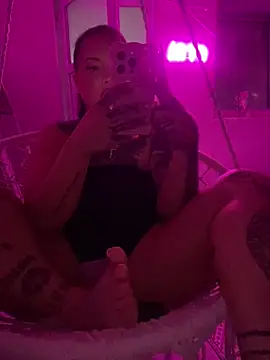 _MelinaCurves_ webcam