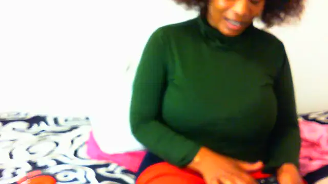 NAUGHTIECURVY webcam