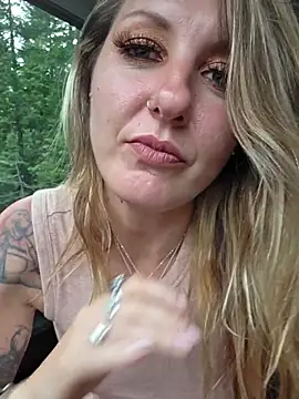 SheIsSomething webcam