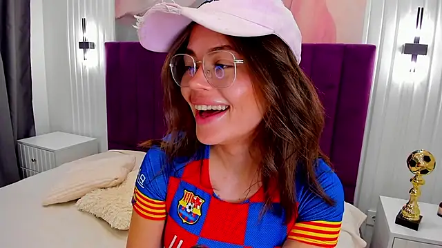 kelly_cuutie (F young) - bend  me  over &  give some spanks 😎