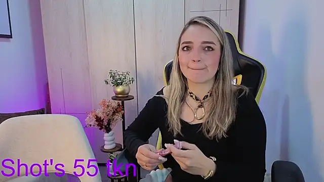 Miss_Annye webcam