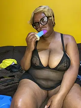 BoobsQueeen webcam
