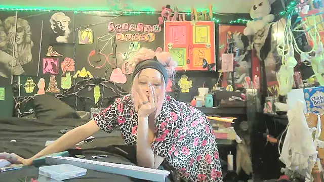 splash_queen420 (Ask my age) - see some road titties