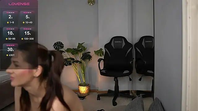 Playful_Issa webcam
