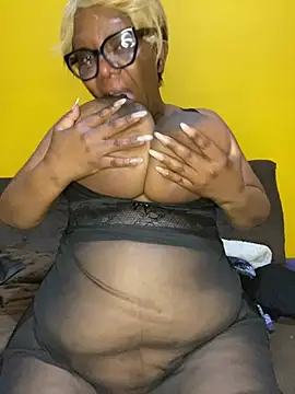 BoobsQueeen webcam