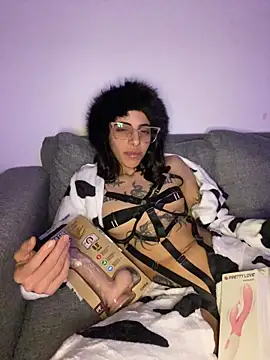 Poison_Ivy_29 live cam on StripChat
