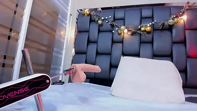 Isabella_falcon webcam