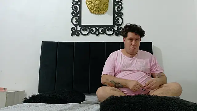 PinkQueen23 live cam on StripChat