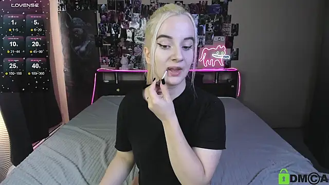 Naomi1Hinata webcam