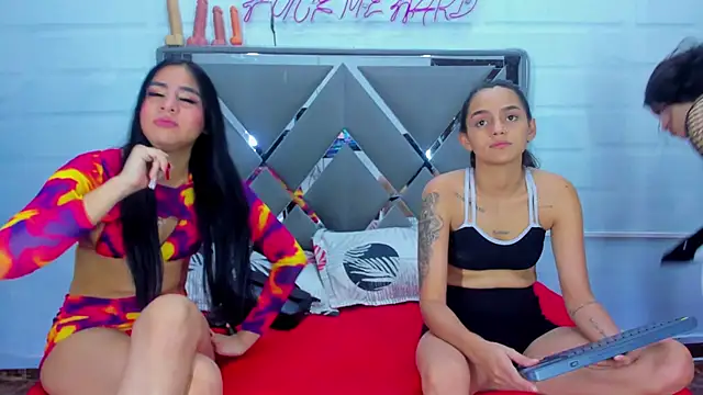 Trioof_Queens webcam