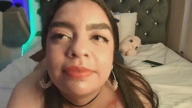 lauravince live cam on StripChat