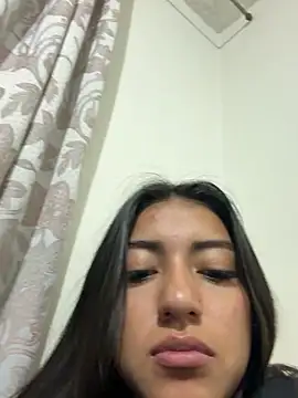 Quiinn_bx live cam on StripChat