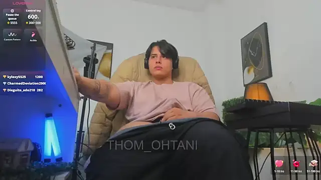 Thom_Ohtani live cam on StripChat