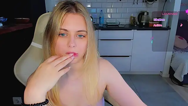 blonde_kellyy webcam