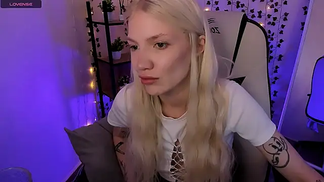 anyataylor_ (F young) - Show cream