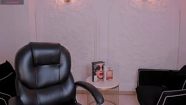 Watch AmyRosse_X live on EroticFlix - High definition streams
