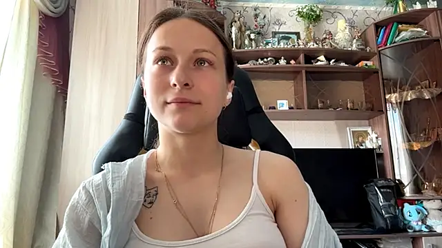 tailiedguest (F teen) - Squeeze my boobs