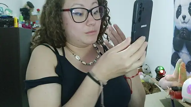 curly_greeneyed webcam