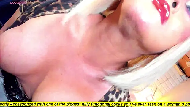 BlondePlaymateQueen webcam