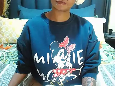 NaughtyLuux12 webcam