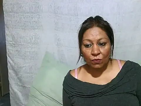 IndianSexyMilf69 webcam