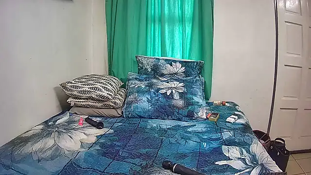 GoldenPussyXOXO webcam
