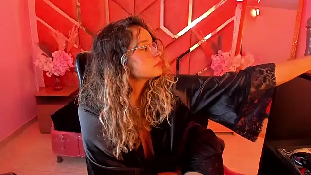 Watch Olivia_Fox69 live on EroticFlix - High definition streams