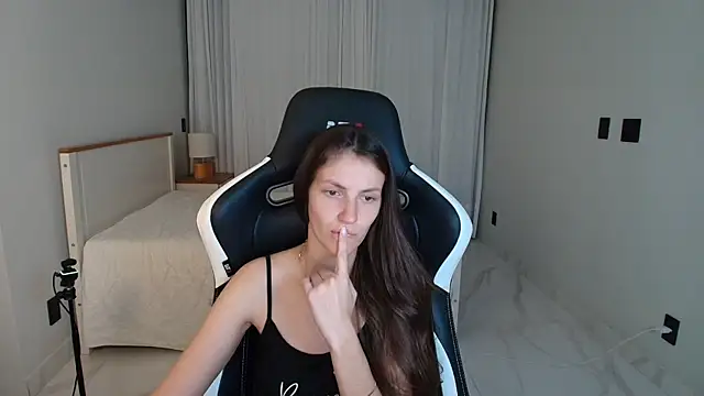 upssnowy (F young) - show boobies