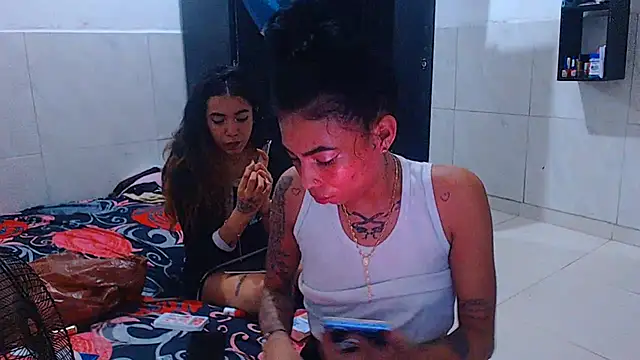 Triogirlhorny_ webcam