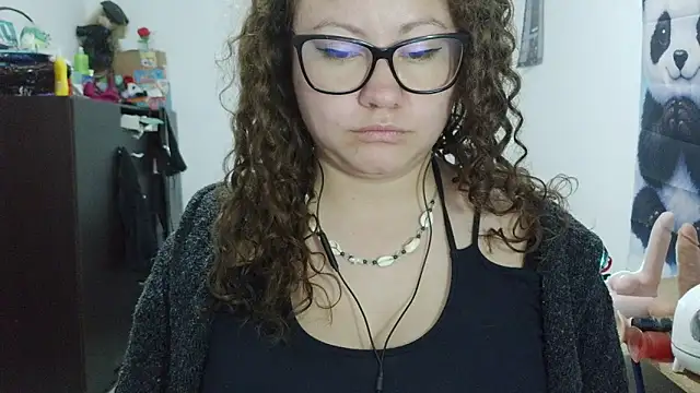 curly_greeneyed webcam