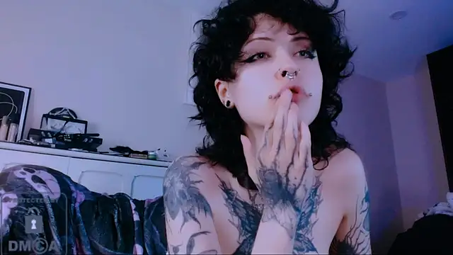 NaughtyLittleFox webcam