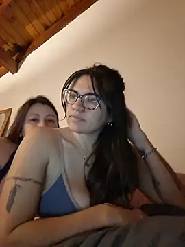 Gia-and-Lara webcam