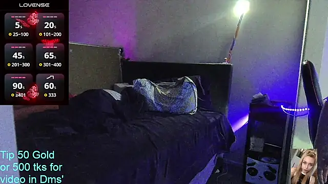 Blondiewithanass webcam