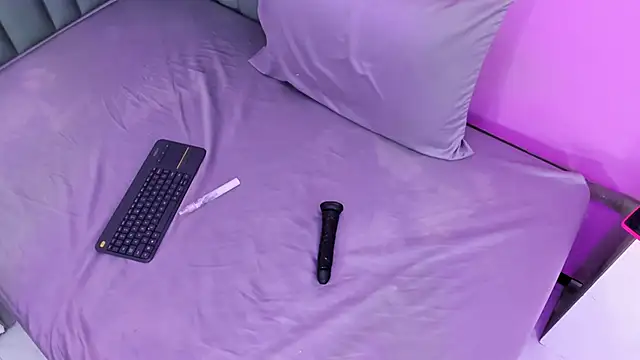 Maddy_red_ webcam