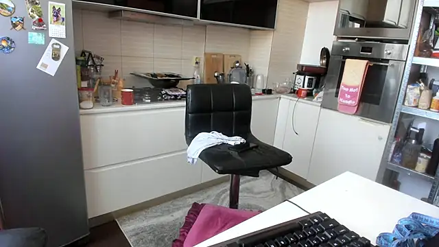 CrissNight live cam on StripChat