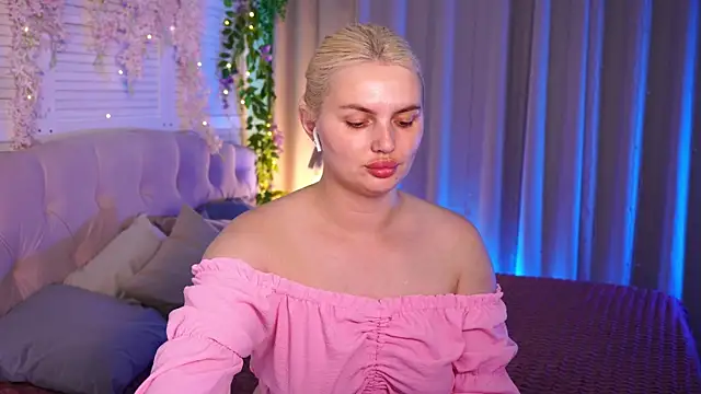 ameliaweells (F young) - spanking with two hands until red