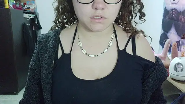 curly_greeneyed webcam