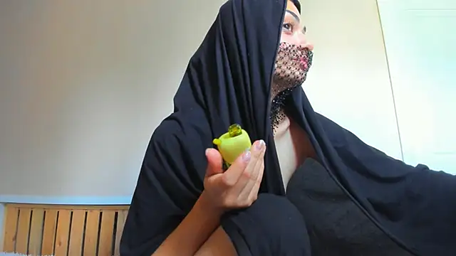 _cleopattra_ (F young) - get naked
