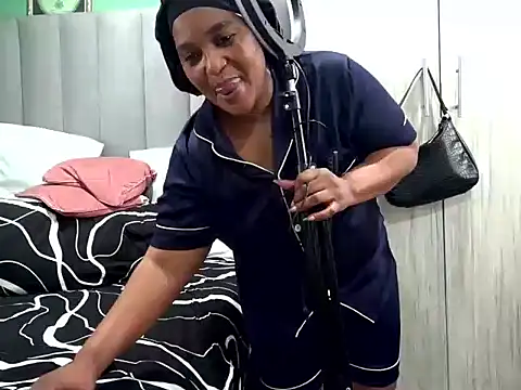 sexyebony37x (F milf) - MY HUSBAND CANT FUCK ME CAN USERS DO