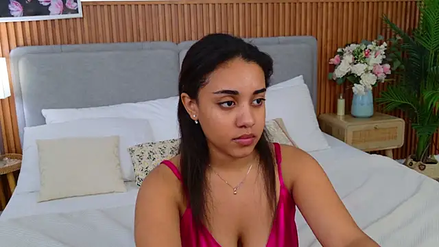 luna_cortier (F teen) - smile at the camera